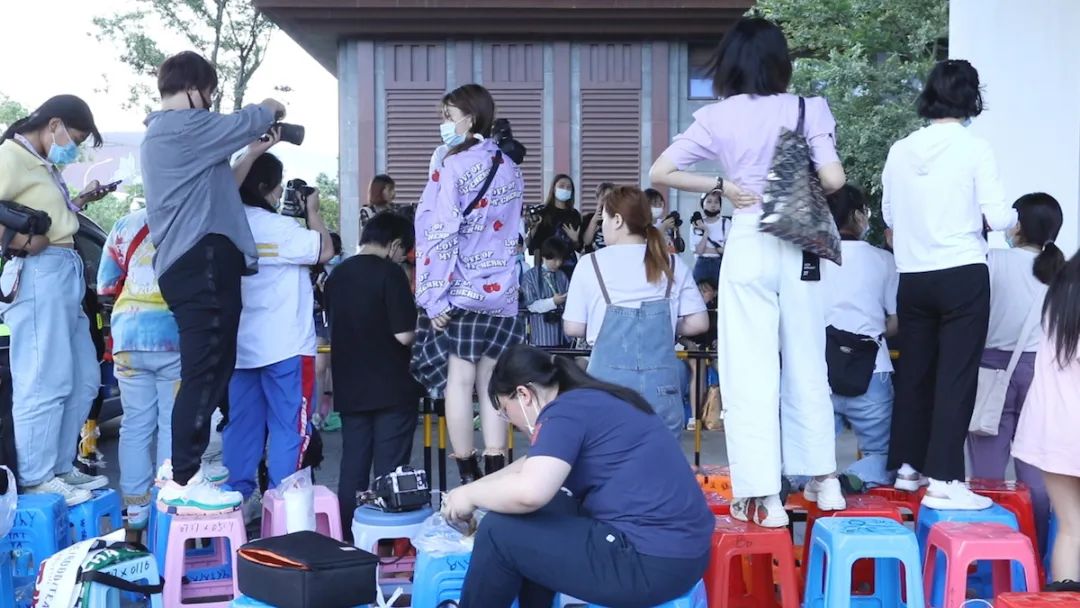 跟拍氪金粉丝的日常:女团养成游戏的快感与迷失|正午