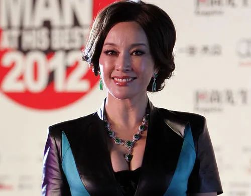 64岁刘晓庆戴大翡翠项链豪车晒书法!老美女被批炫富争议