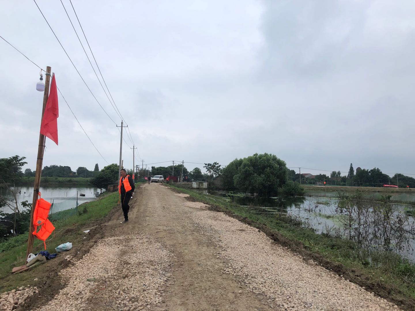 目前，长湖水位略有回落，但马上又有新的降雨，守堤的村民们说做好了打持久战的准备。本文图片均为澎湃新闻记者 陈绪厚 图