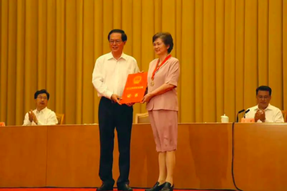浙江省委书记车俊给李兰娟院士颁奖。(小芸 供图)