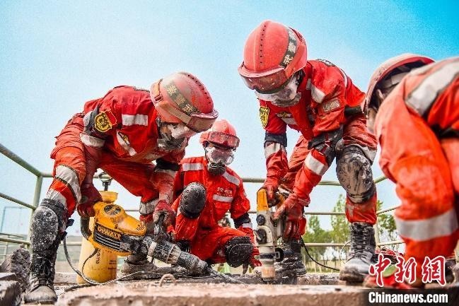 近日,武警山西片区兵种专业协作区严密组织工兵防化专业阶段性考核。 于圆 摄