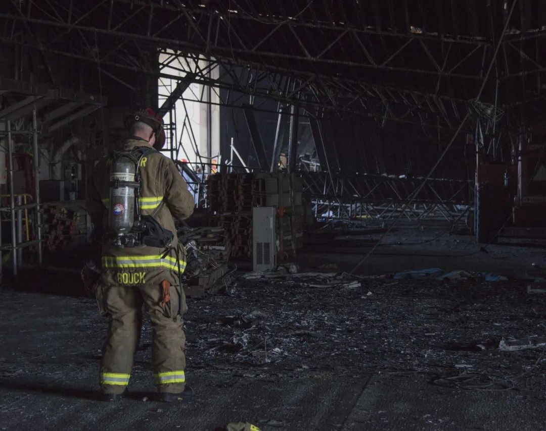 大火后的美国两栖舰内部画面曝光 部分结构形变