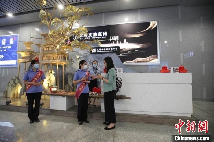 该站积极与航空、公路、公交等运输部门配合开展旅游文化宣传,甄选服务人员作为全域旅游宣传员。 张云 摄