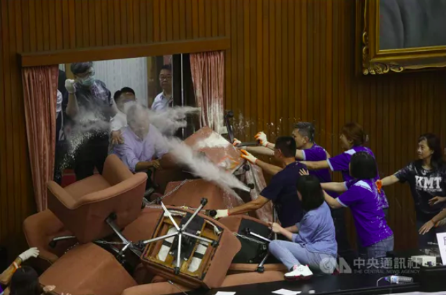 蓝绿混战现场,有人洒面粉。图源:台湾“中央社”