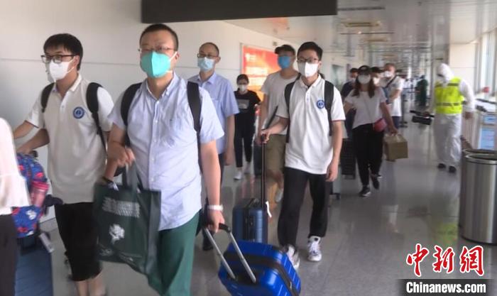 驰援新疆的武汉医疗队共有21名成员,划分来自武汉市金银滩医院、武汉市肺科医院、武汉市第一医院等3家医院。蔡志浩 摄