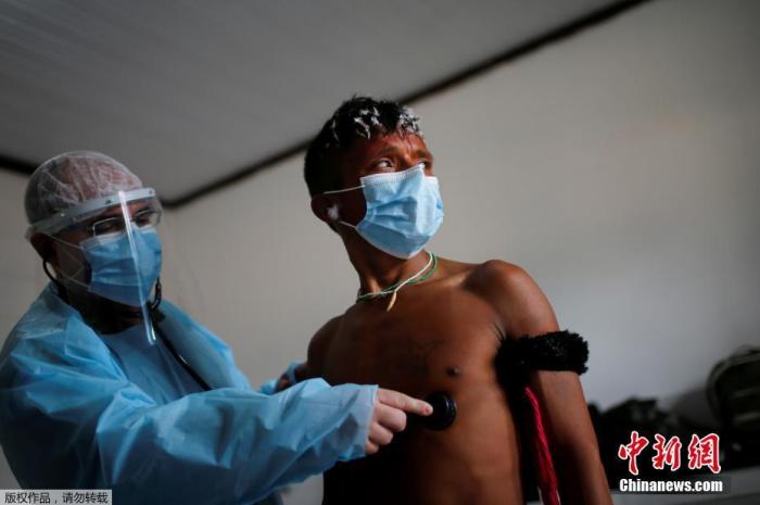 当地时间7月1日，巴西罗赖马州，巴西武装部队派遣的医疗队为当地原住民进行新冠病毒检测。