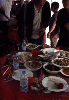 搞笑gif趣图:妹子,把手机扔在地上,是想测试手机的质量吗?