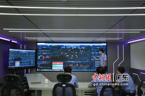 深圳市公安局督察支队组织开展“大数据+网上督察”预警建模。 警方供图