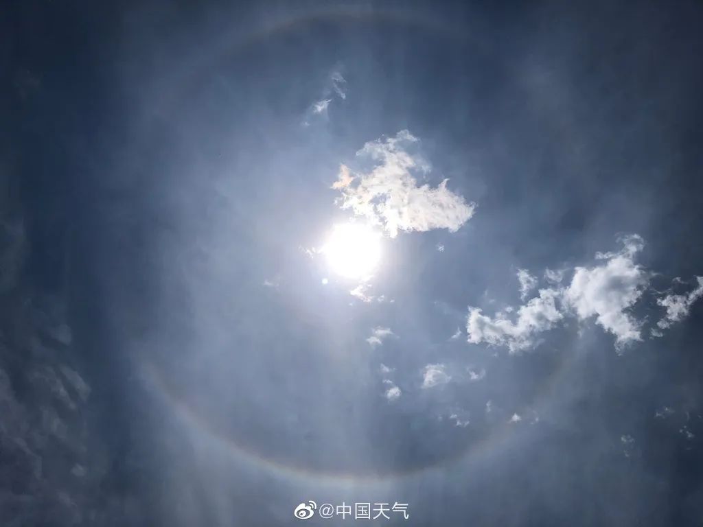 美!北京上空,日晕和七彩云"同框"了!