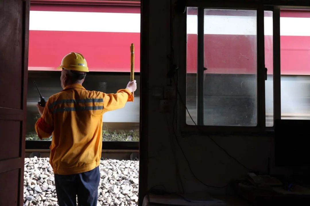 徒步走|大雨来袭！两位老兵徒步走进深山里