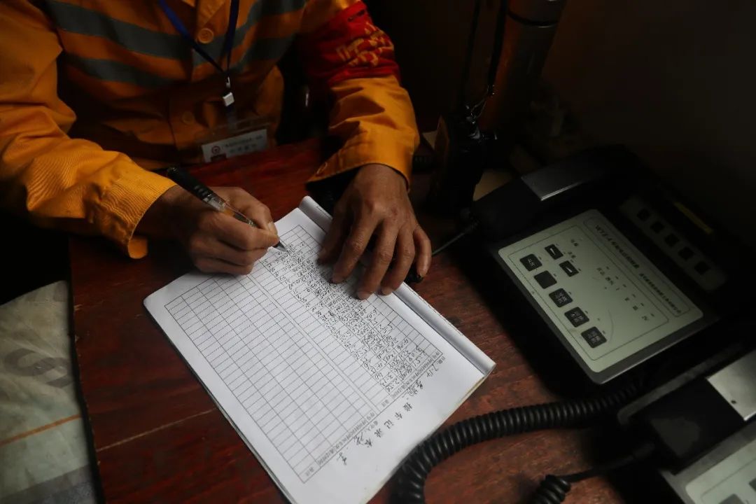 徒步走|大雨来袭！两位老兵徒步走进深山里