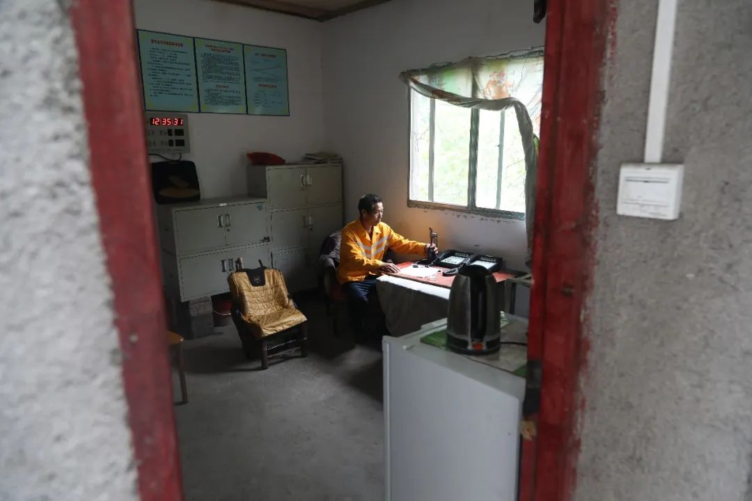 徒步走|大雨来袭！两位老兵徒步走进深山里