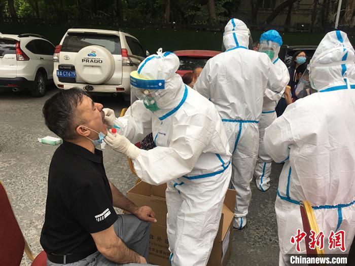 乌鲁木齐儿童医院20名医护人员为上千人做了核酸检测,工作还在进行当中。 王小军 摄