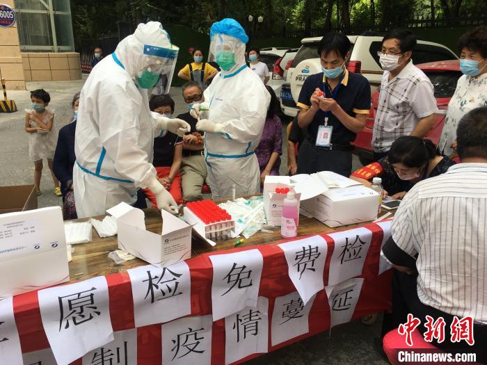 乌鲁木齐市核酸检测工作分批有序进行。 王小军 摄