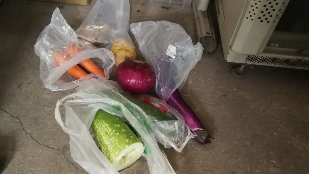 徒步走|大雨来袭！两位老兵徒步走进深山里