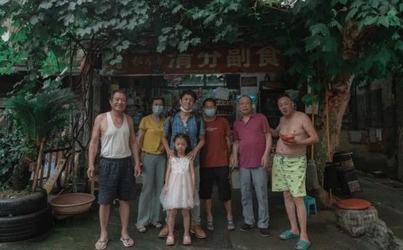 ▲拍摄时代,竹内亮和武汉市民们在陌头合影。受访者供图