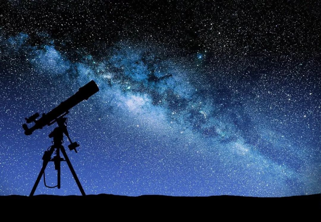 可以看月球,土星,木星的天文望远镜,晚上陪孩子一起仰望星空
