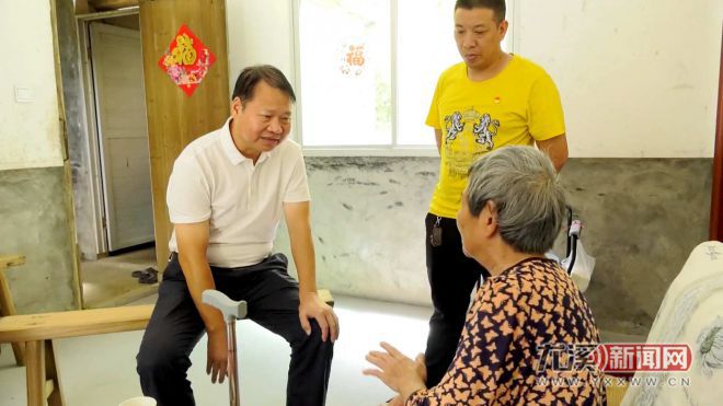 县领导走访慰问基层干部关心关爱对象