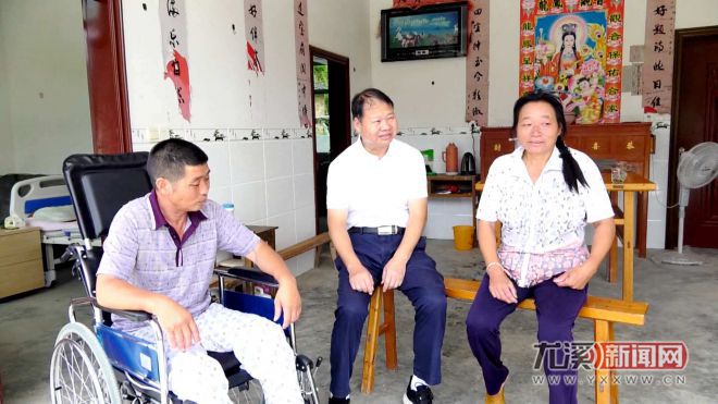 县领导走访慰问基层干部关心关爱对象