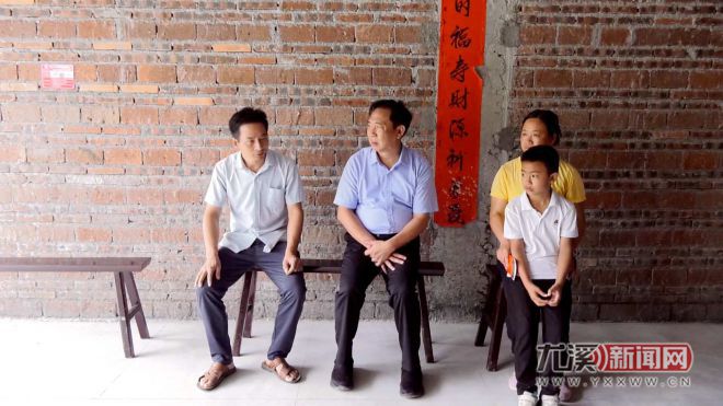 县领导走访慰问基层干部关心关爱对象