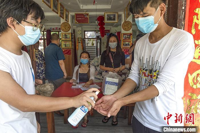 中国驻尼泊尔使馆向博卡拉中国侨胞和游客发放“健康包”