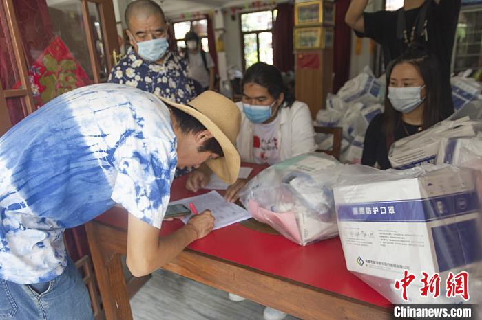 中国驻尼泊尔使馆向博卡拉中国侨胞和游客发放“健康包”