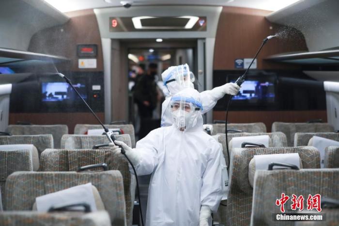 資料圖:工作人員在一輛高鐵車廂內執行消毒任務。中新社記者 賈天勇 攝