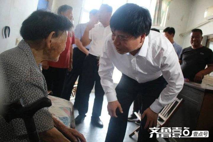 县委书记李守江一行到乔庄镇走访慰问建国前老党员和生活困难党员