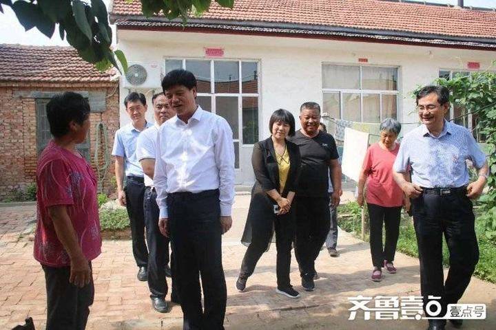 县委书记李守江一行到乔庄镇走访慰问建国前老党员和生活困难党员