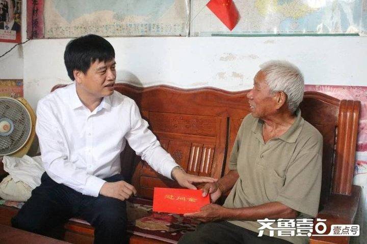县委书记李守江一行到乔庄镇走访慰问建国前老党员和生活困难党员