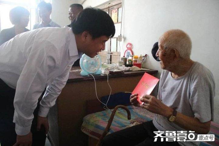 县委书记李守江一行到乔庄镇走访慰问建国前老党员和生活困难党员