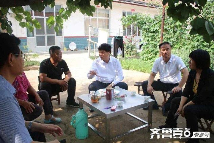 县委书记李守江一行到乔庄镇走访慰问建国前老党员和生活困难党员