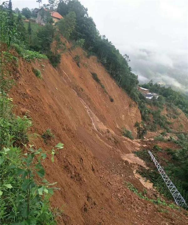 山体滑坡是因近期持续降雨导致,坡体高陡临空造成坡体崩塌,加之地下水