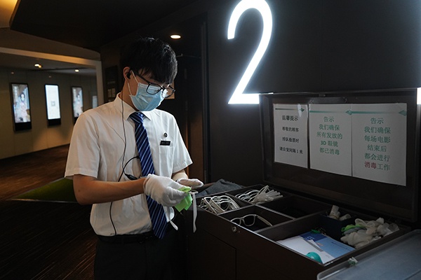 事情职员正在对3D眼镜举行消毒。