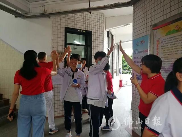 桂江一中考生收到来自老师的"意头利是",自信笑容,淡定赴考.