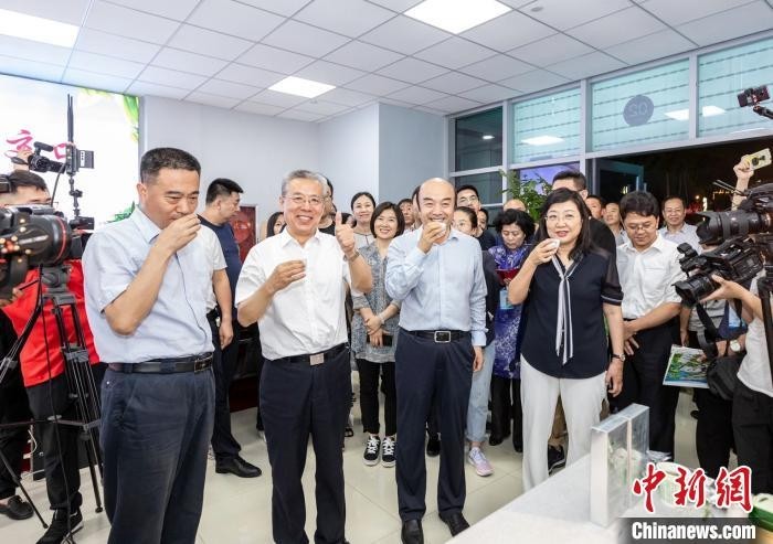 山西省政协副主席、吕梁市委书记李正印等向外界推介当地特色茶。 冯帅 摄