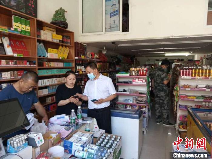 第十二师市场监督管理局对辖区商店物品进行价格检查。 张彩宁 摄