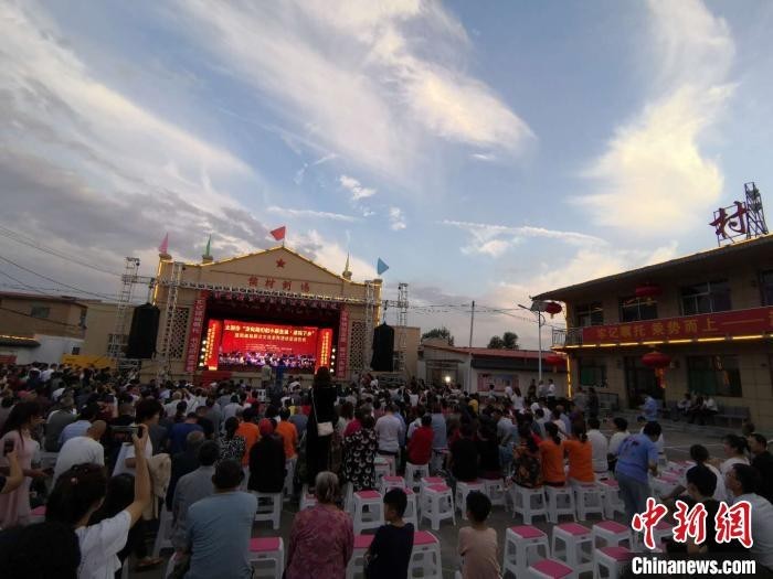 山西太原启动文化惠民活动,送文化下乡。 李新锁 摄