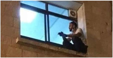 苏瓦爬上窗户探望患病母亲 图源:社交媒体
