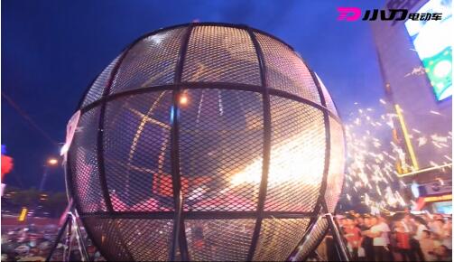 现在的东西真是越做越好，小刀竟然用电动车玩起了环球飞车