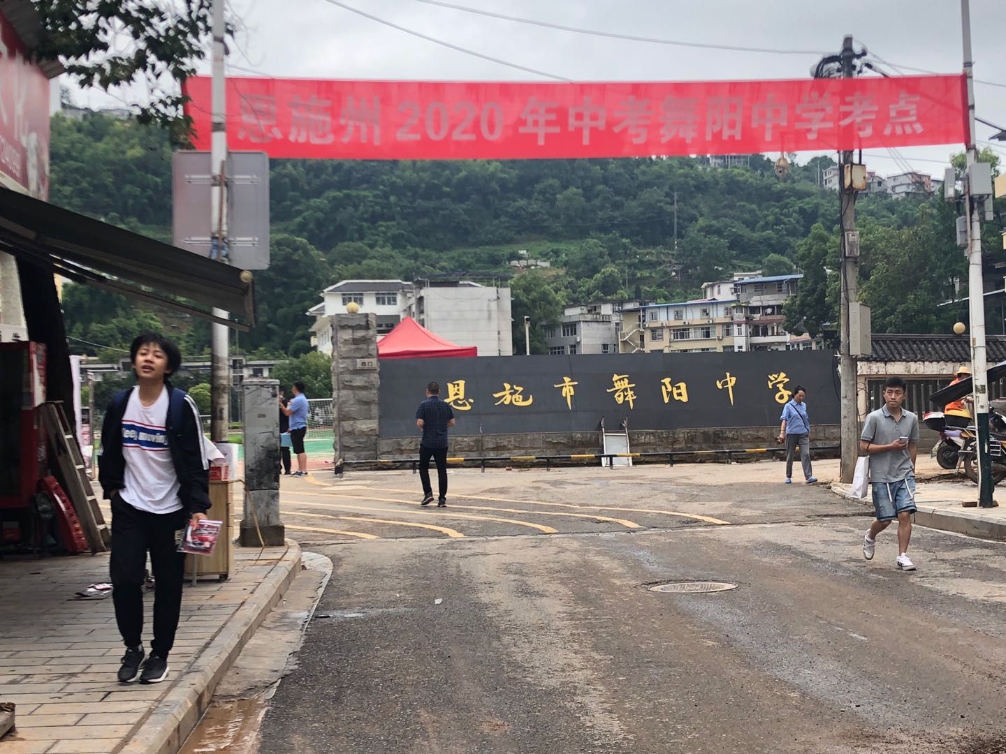 湖北恩施:转移群众、组织清淤、恢复水电 再迎