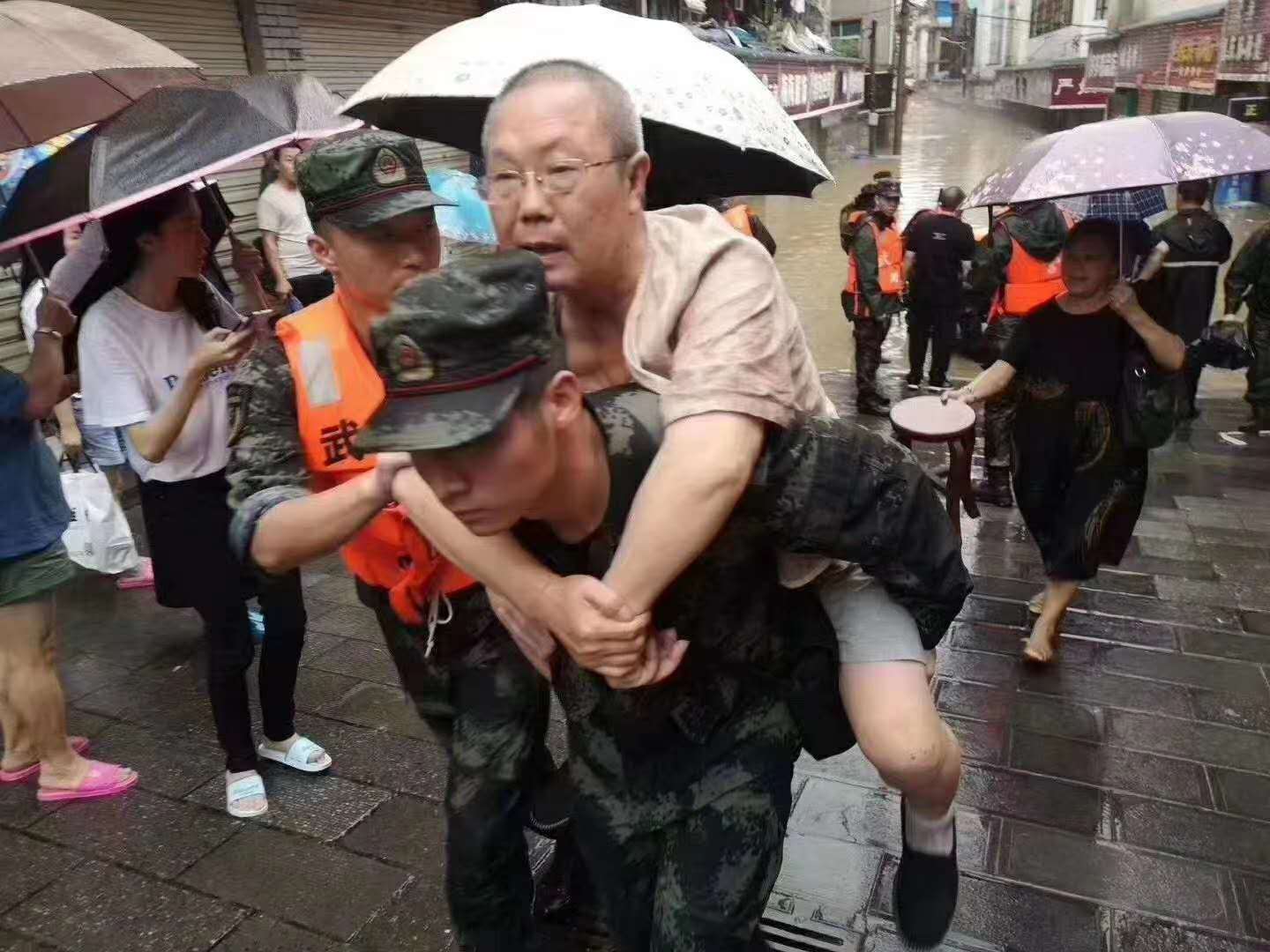 湖北恩施:转移群众、组织清淤、恢复水电 再迎