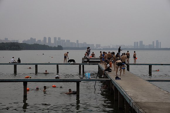 武汉解封百日：后疫情时期的痛与爱