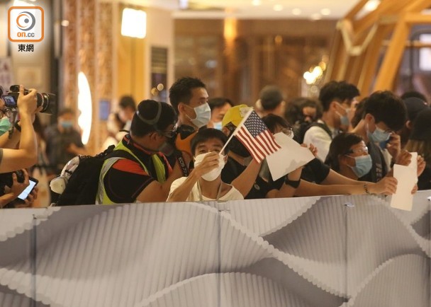 有人挥动美国国旗 图自东网
