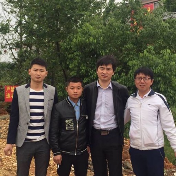 童德华(左一)、童建华和童紫光(右一)与申诉代理人张维玉律师在206国道的合影。