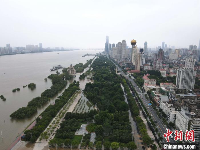 资料图:7月14日,长江洪峰过境后的汉口江滩公园。 邹浩 摄