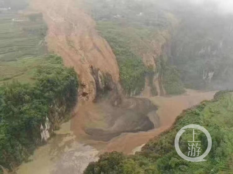 湖北恩施山体滑坡形成堰塞湖有溃坝风险，危险区居民已撤走