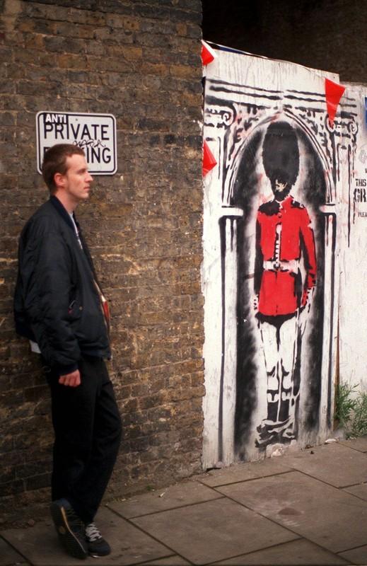 2002年5月30日，伦敦桥附近，班克斯为纪念英国女王登基60周年创作的一幅涂鸦作品。