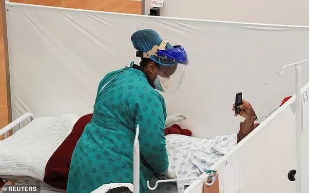 ▲当地时间7月21日,南非开普敦附近的Khayelitsha镇暴发疫情,一名医护人员在临时野战医院救治患者。图据路透社