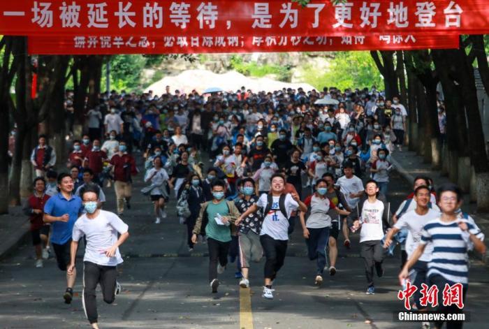 7月8日,在湖北省宜昌市各考点,考生陆续走出考场。付蓓蓓 摄